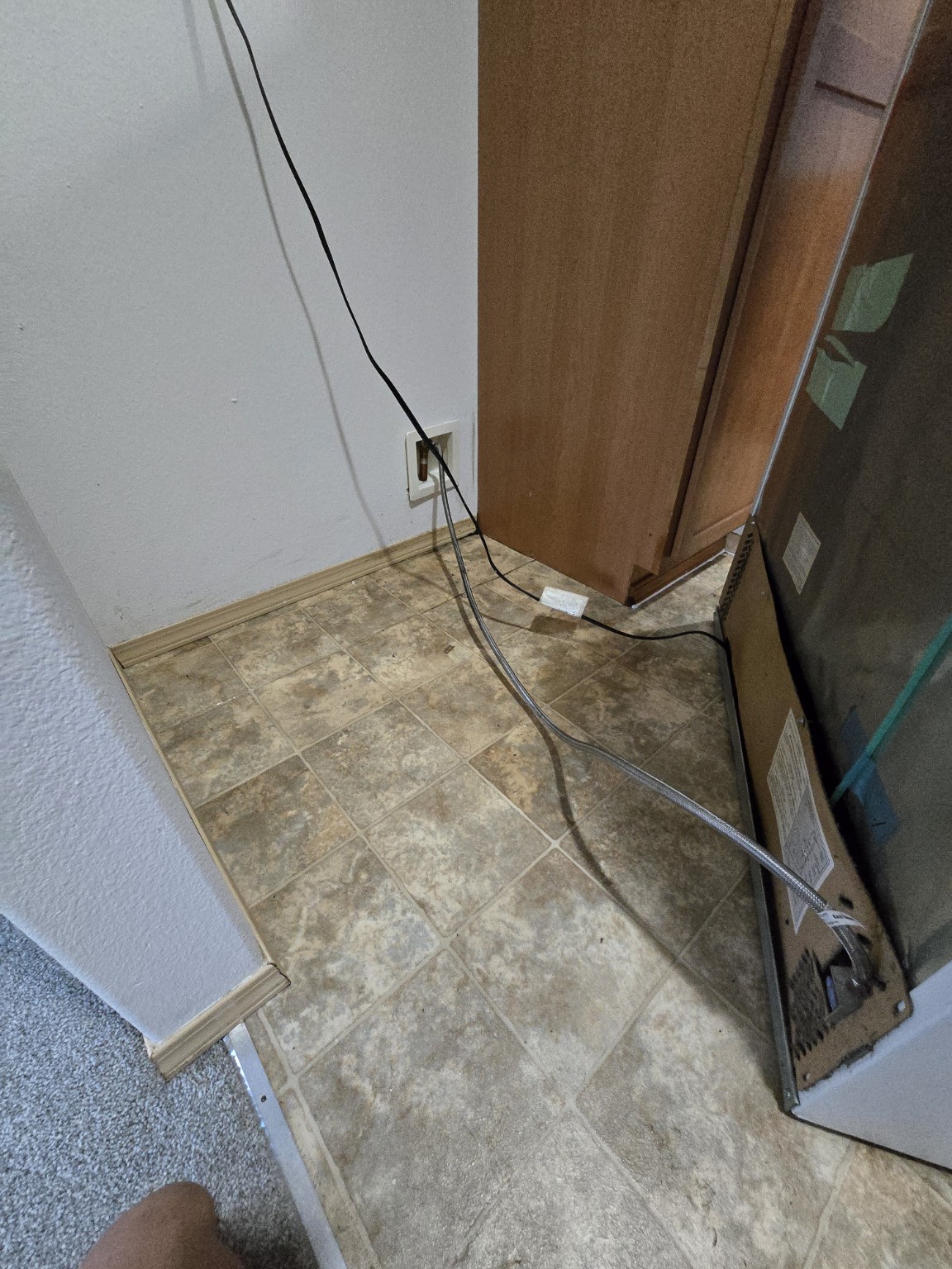 Floor behind the refrigerator after cleaning